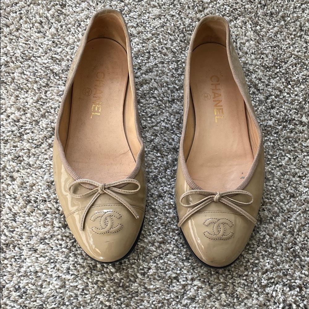CHANEL Beige Patent Leather Flats with Bow
